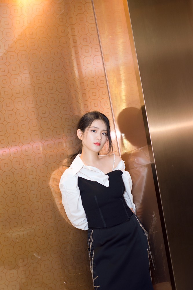 陈昊宇最新写真气质优雅 再现经典黑白配