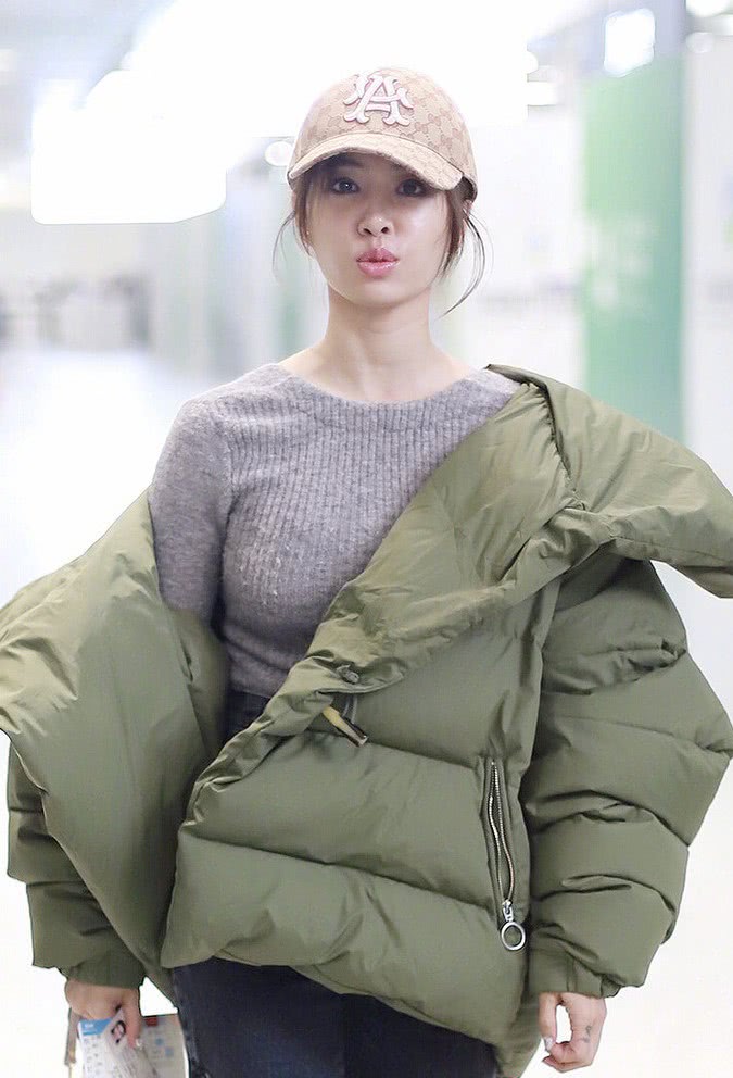 蔡依林在10月就穿上羽绒服,毛衣更被嘲质量太差,都蹭起球了