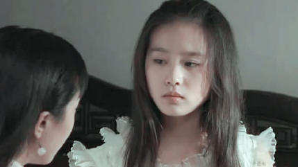 跟赵丽颖同年的刘诗诗星途顺很多,17岁时就通过唐人的电视剧《月影