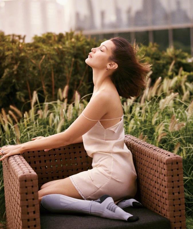 bella登《嘉人》封面, 对镜甜笑尽展超模好身材