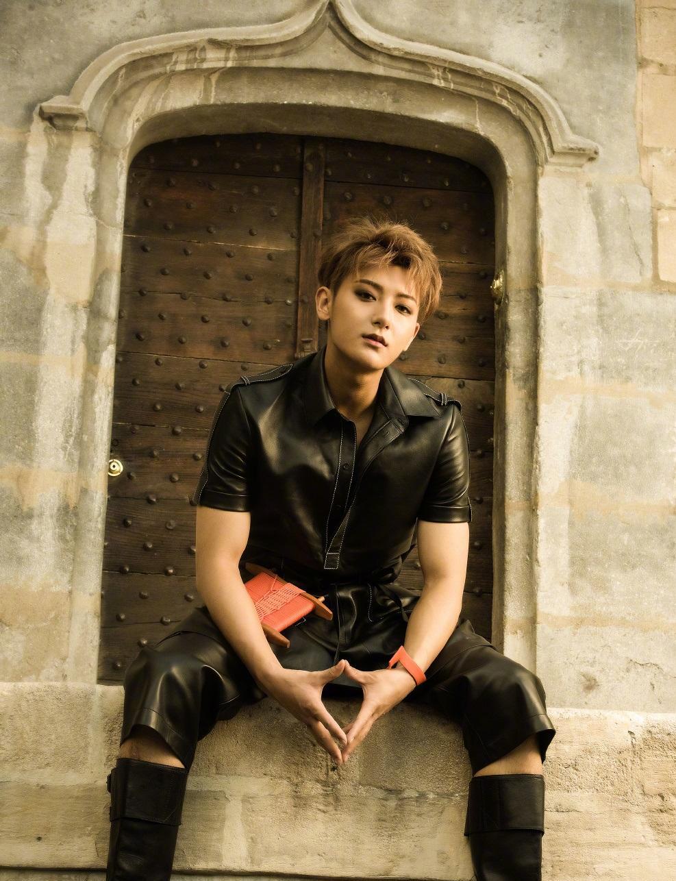 黄子韬黑色羊皮夹克现身机场, 撩头发动作太帅了, 爆灯爆灯