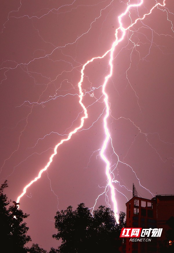 绚烂闪电划破夜空 衡阳遭强暴雨天气