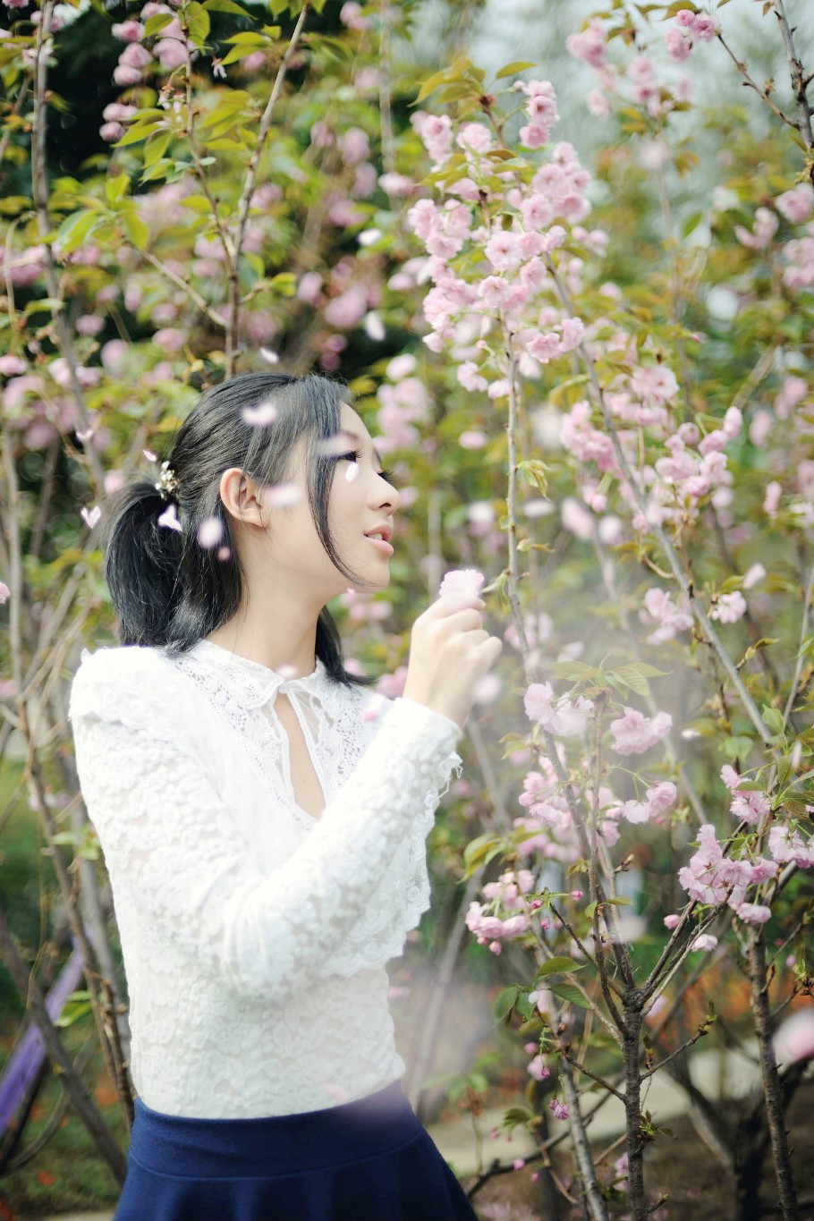 走在公园里一个清秀美丽爱笑的学生姑娘!_新浪看点