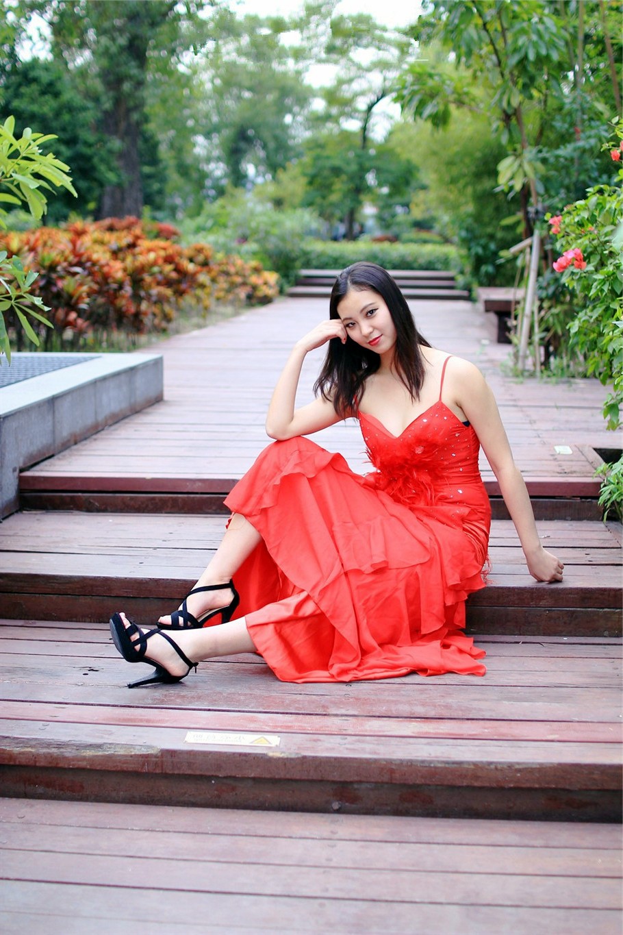 一个走在城市公园里的美丽红裙姑娘!