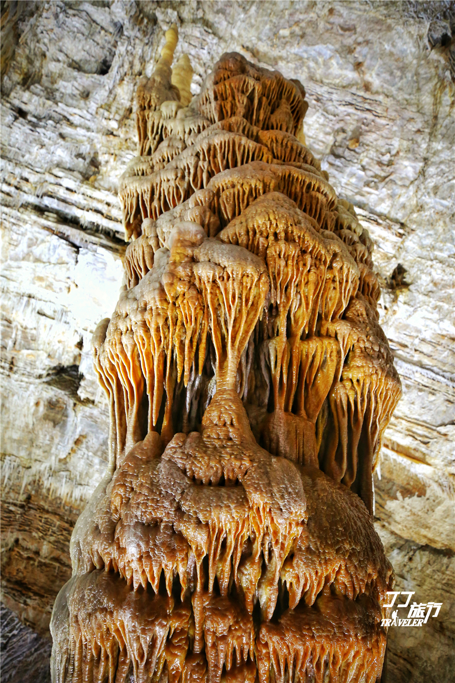 独特的空间构成,还有,时隐时现变幻的水景,洁白无瑕,晶莹剔透的钟乳石