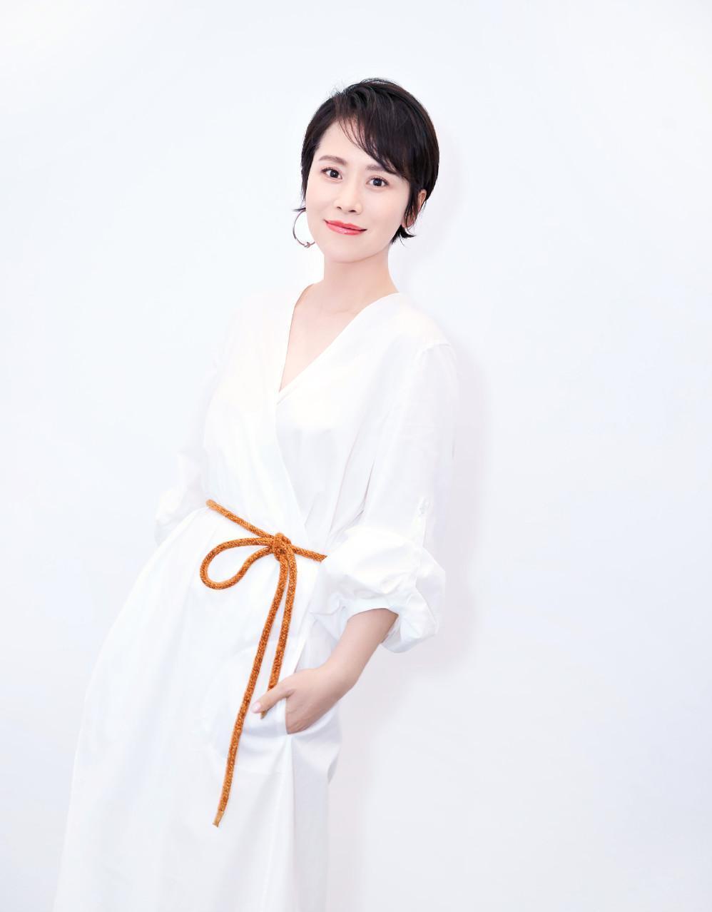 海清出席活动,连衣裙朴素的像白床单,系一根尼龙绳莫名时尚!
