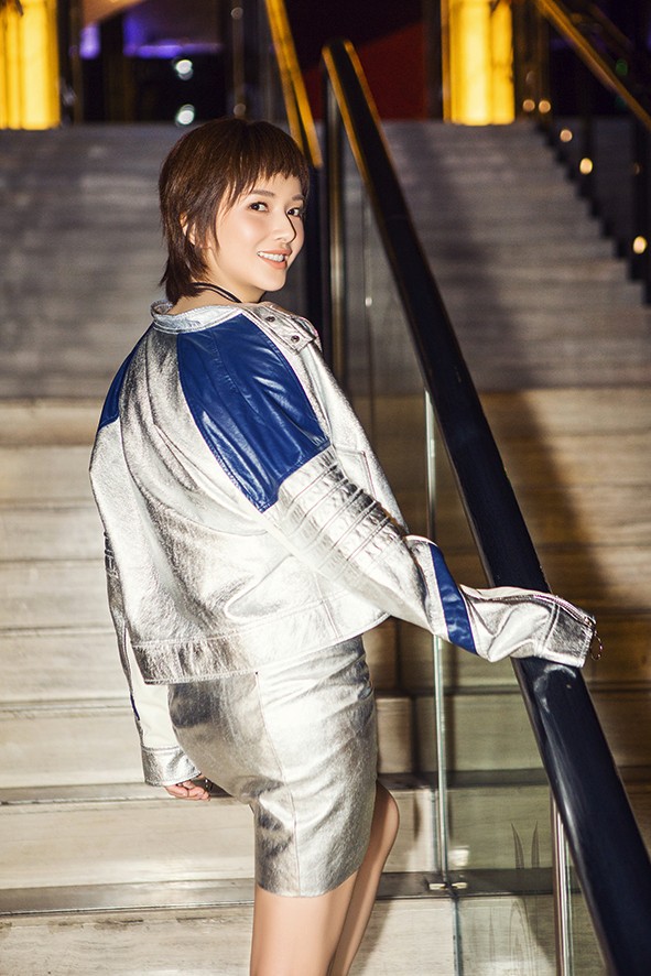 李依玲最新写真曝光 浮光掠影下银色短裙显帅气