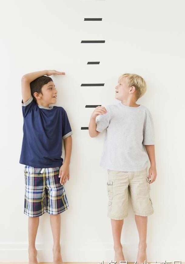 同龄的孩子比自已小孩高半头孩子长得慢其实有原因不必着急