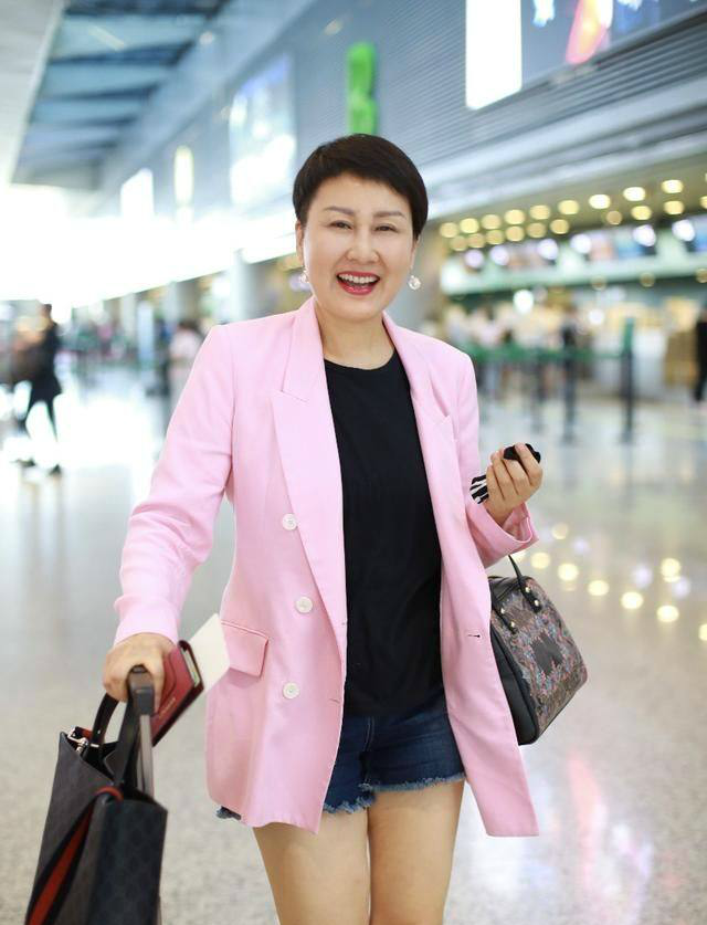 张凯丽55岁美出新天际,唇红齿白气色好,短裤秀出好身段