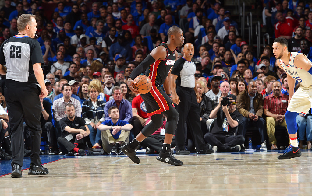 130-103,76人主场大胜热火,取得季后赛开门红_新浪看点