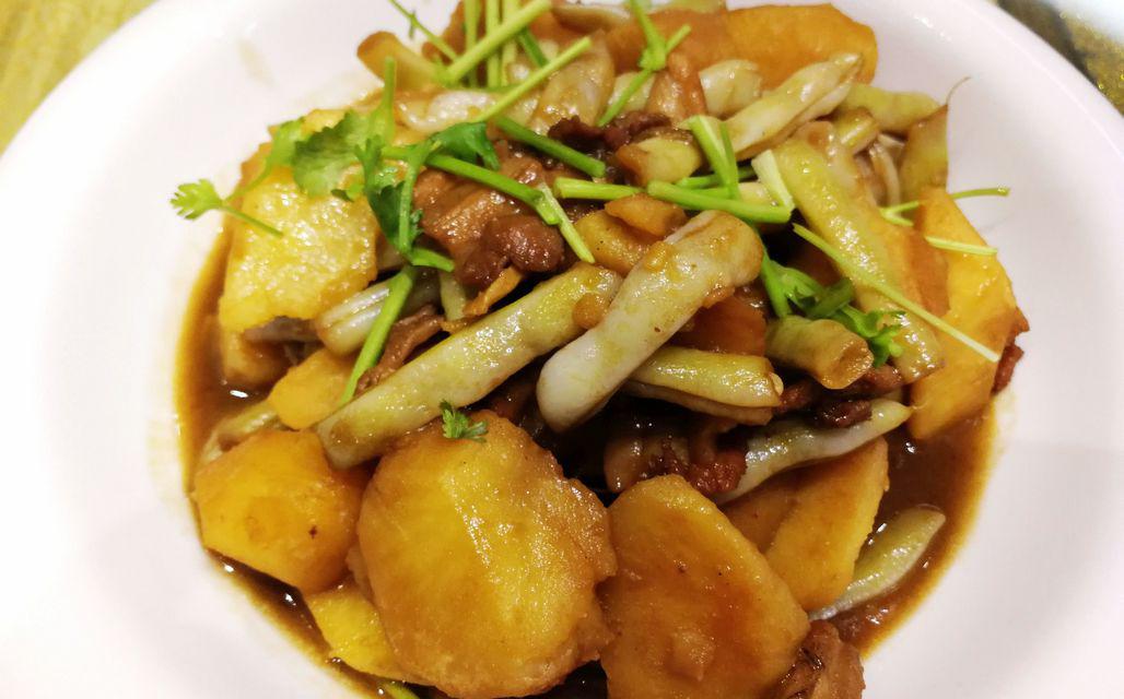 山东人还是喜欢这道土豆炖芸豆,但必须加一点五花肉,才能炖出正宗的