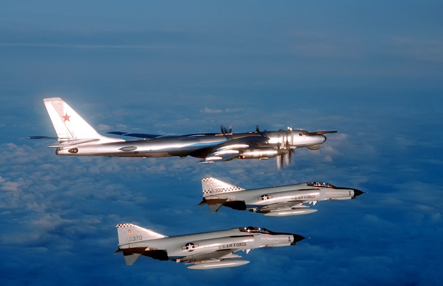 苏联俄罗斯图95熊式轰炸机,虽是涡桨的,但是航程远,仍在使用中