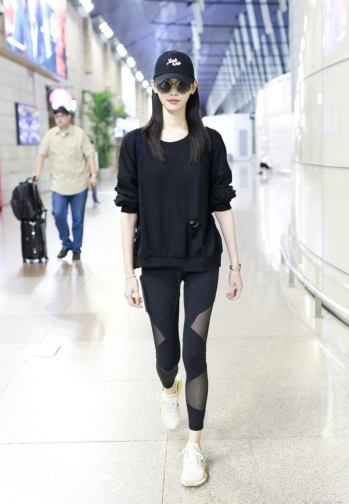 奚梦瑶机场不仅穿个大粗裤子还秀露背装网友超模任性啊