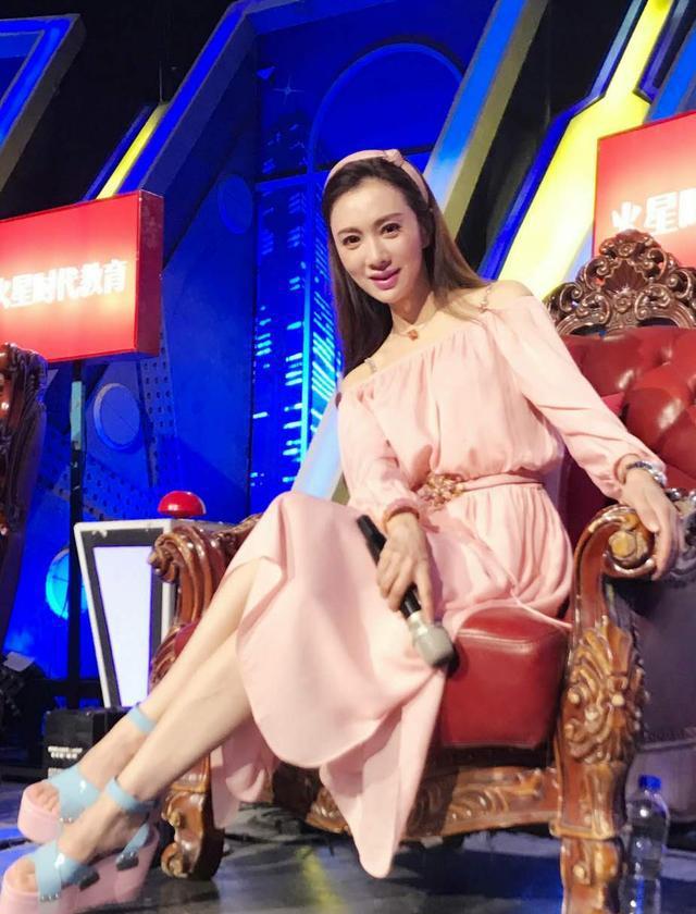 作为商业界的精英,尹峰并不常出现在大荧屏上,除了早年参加天津卫视的