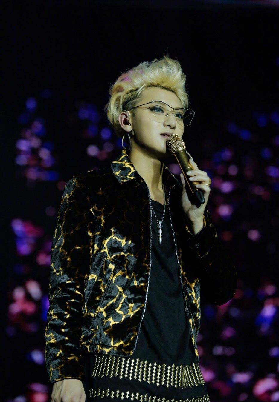 黄子韬黑色羊皮夹克现身机场, 撩头发动作太帅了, 爆灯爆灯