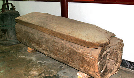 农民在自家菜地挖出木棺,竟然把棺木抬回家,当晚就出事了!