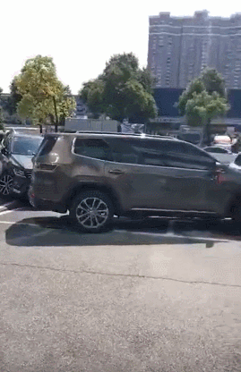 从以下动图我们可以看出这名女子在4s店门口狂踩油门加速撞车,撞到