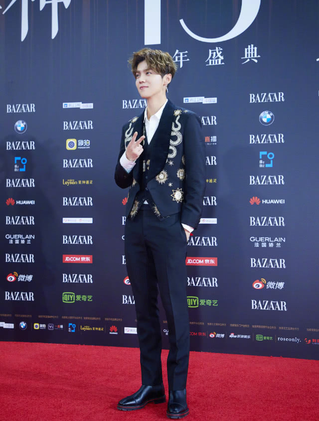 鹿晗真厉害戴5万块的"钉子"手镯不土还帅气难怪能迷倒关晓彤!