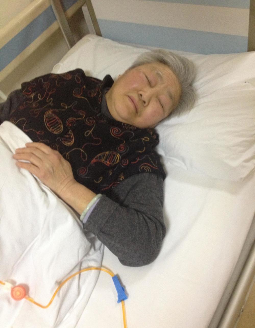 孕妇刚刚生下宝宝, 婆婆就晕倒住院, 医生纷纷称赞: 好婆婆呀!