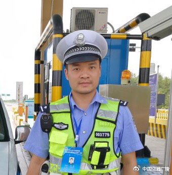 四川高速交警韦泉屹四川高速交警侍玉强广东深圳交警芦阳阳敬请关注