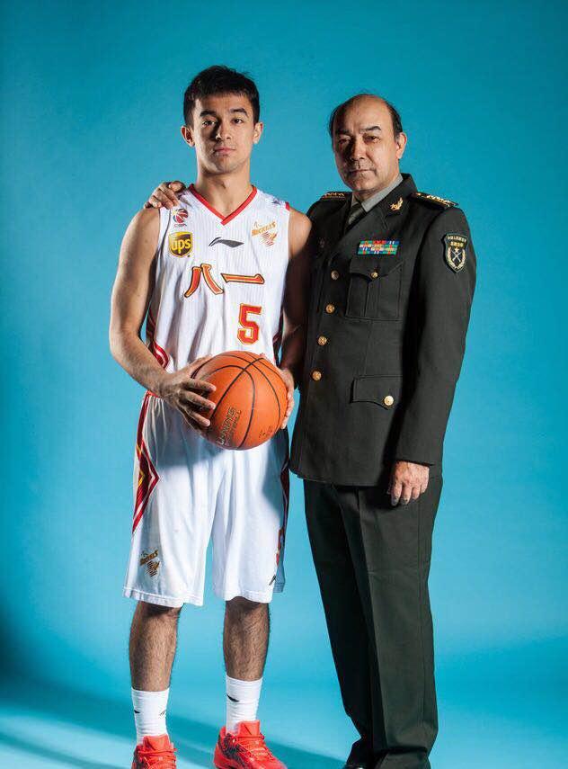 因父亲的关系,他之前险夺cba明星赛票王,现在又入选男篮蓝队