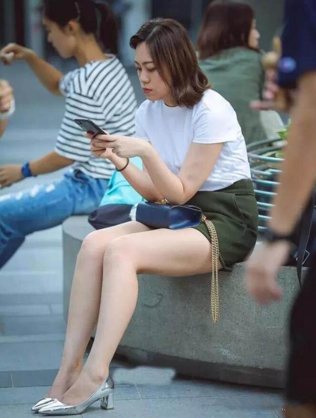 穿短裤的姑娘坐在街头在等她的意中人你是吗