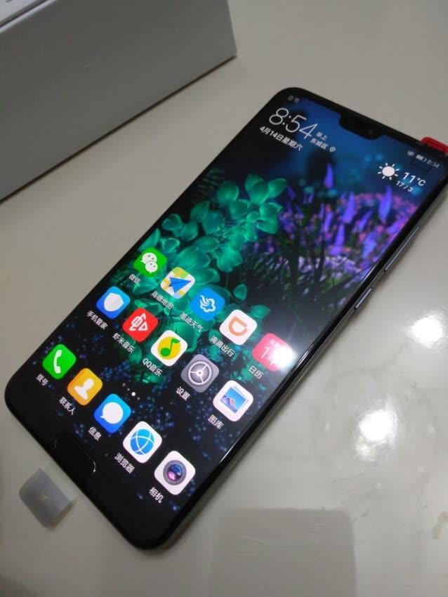 华为mate20渲染图曝光:近乎100%屏占比 后置三摄!