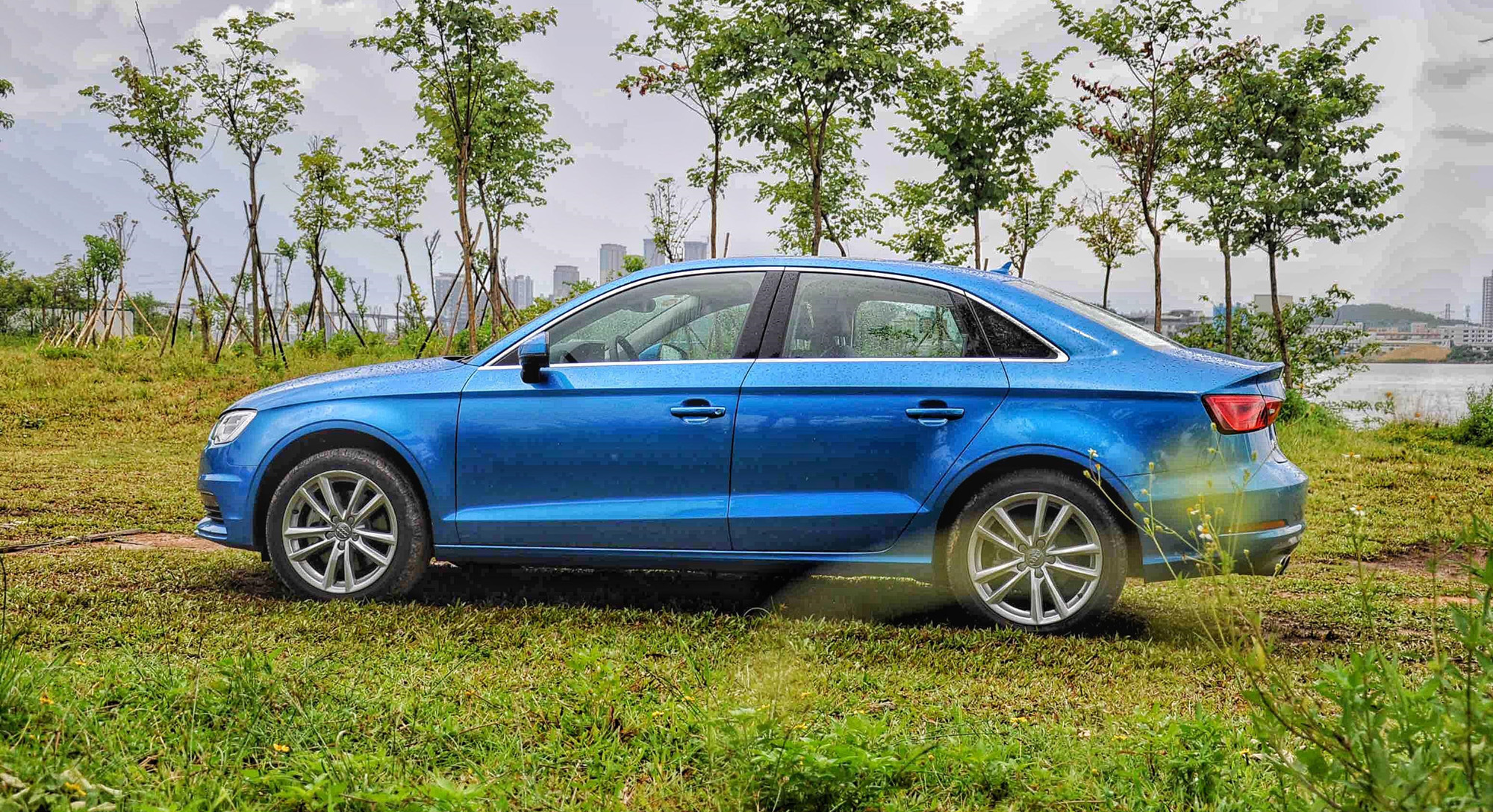 最实惠豪华三厢车,16万起标配膝部气囊,比宝马1系更厚道