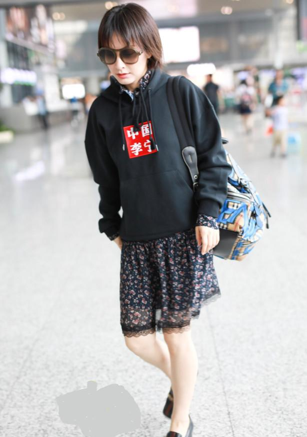 吴昕穿搭亮了,穿上大妈裙不说,还穿上奶奶鞋,要不要这么土气!