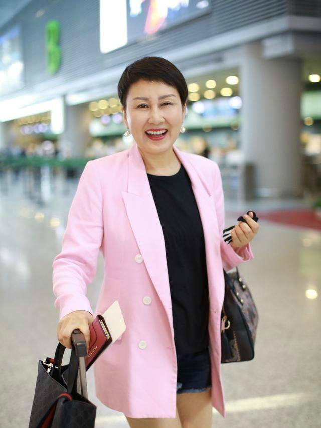 张凯丽55岁美出新天际,唇红齿白气色好,短裤秀出好身段