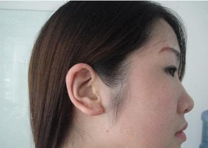 耳红面白,耳低于眼"欲察人伦先从额",额头可以窥视一个人的感情世界与