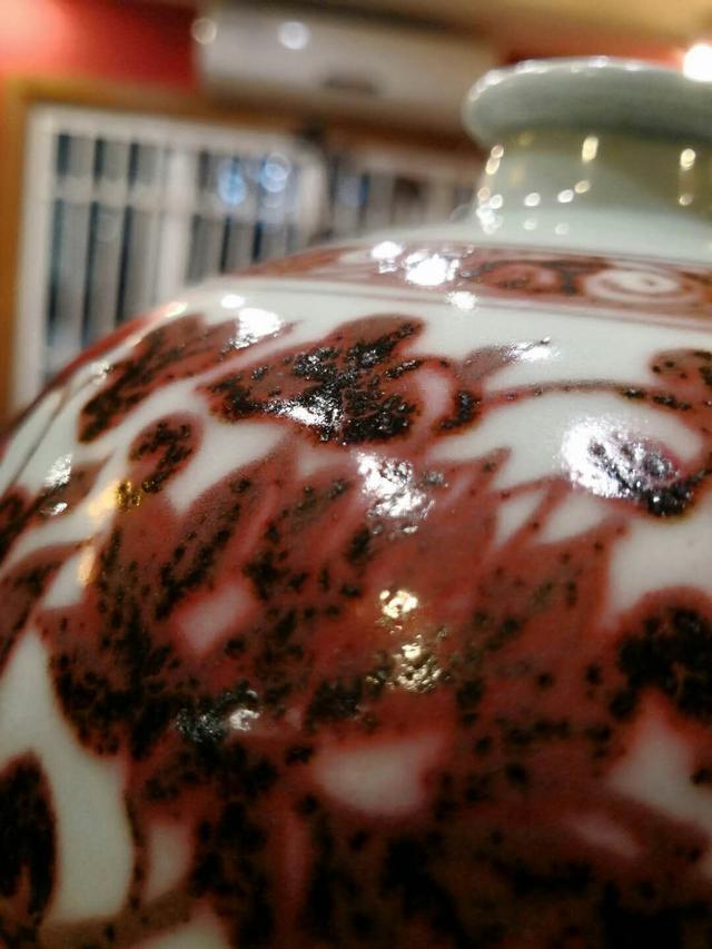 元代釉里红瓷器最明显的特征