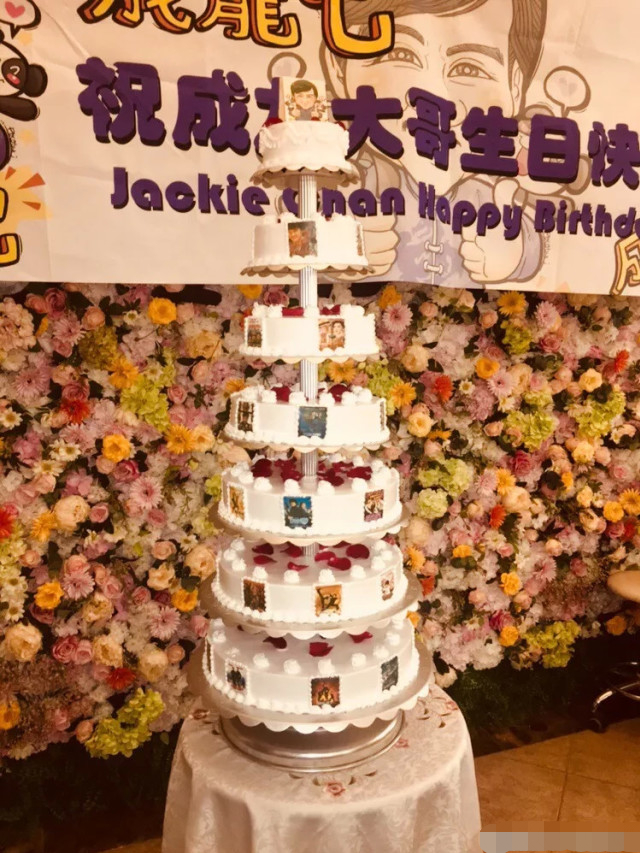 成龙生日7层蛋糕引发网友吐槽:吴卓林18岁生日,连祝福都没有