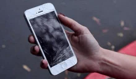 疯子发起两根手指捏手机的作死活动手机差点就掉进下水道里