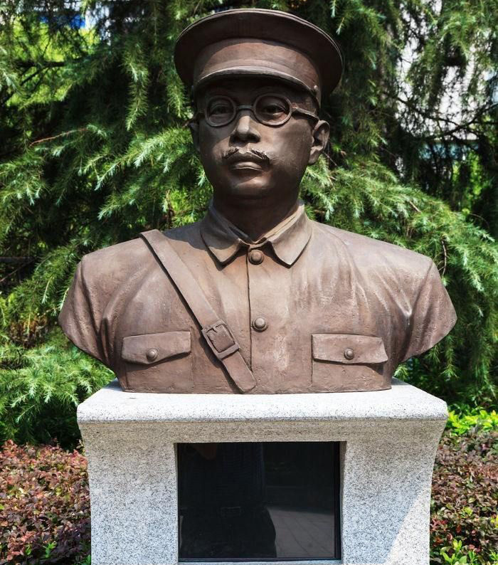 他是陕西第一位党员,五位元帅,四位大将都受过他的教诲