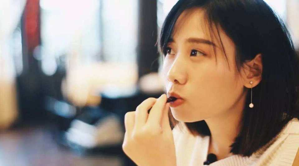 大胃王密子君与饲养员分手,女方直播状态低落,男方清空微博