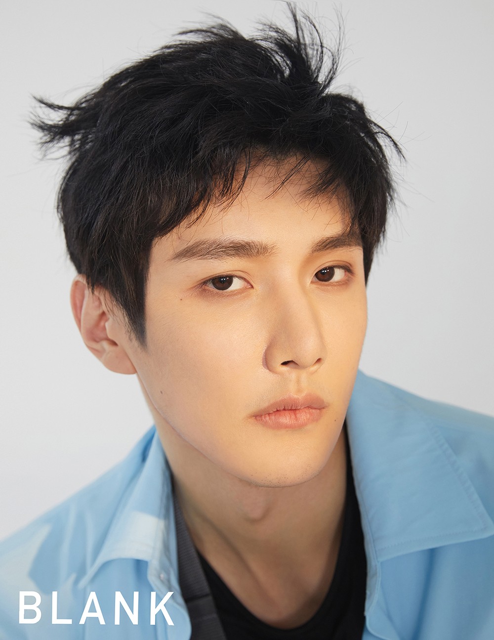 彦希挑战全新风格大片 演绎撞色复古时尚