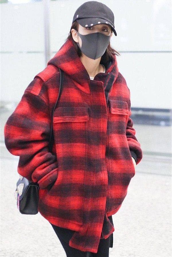 佟丽娅骨瘦如柴紧身裤都撑不起来网友陈思诚赶紧给她补补