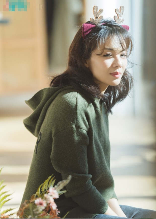 40岁刘涛"扮嫩"成功!绿色毛衣时尚还减龄,戴鹿角发箍萌翻!