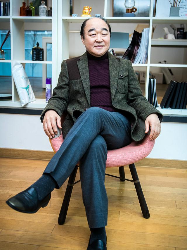 《熔炉》变态校长扮演者张光"秃然出镜" 慈眉善目神似莫言