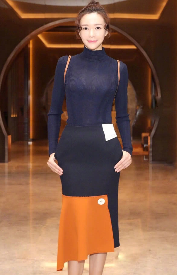 周韦彤亮相活动都奔4了身材比小姑娘还好网友脸又不一样了