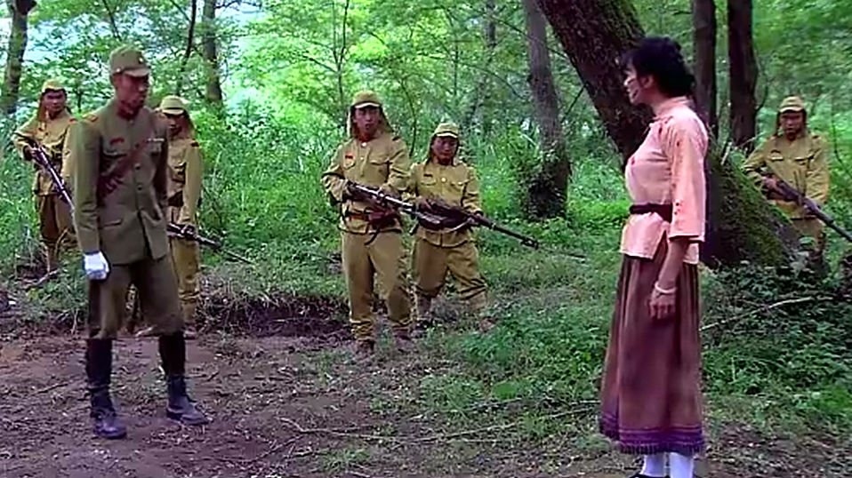 姑娘被小鬼子抓住折磨,没想到游击队的好姐妹开枪把她干掉