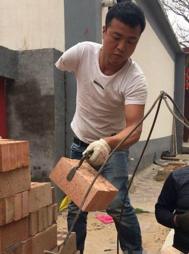 独臂小伙工地打工一年半, 攒够一套房 这个家撑起!