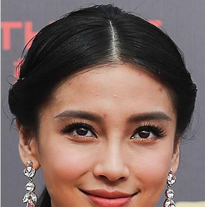 不过,当她的高清无修图流出之后,小编被她额头上的那颗痘痘给吸引了.