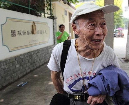 80岁爷爷参加高考,估分630分后看到成绩,网友:不可思议!