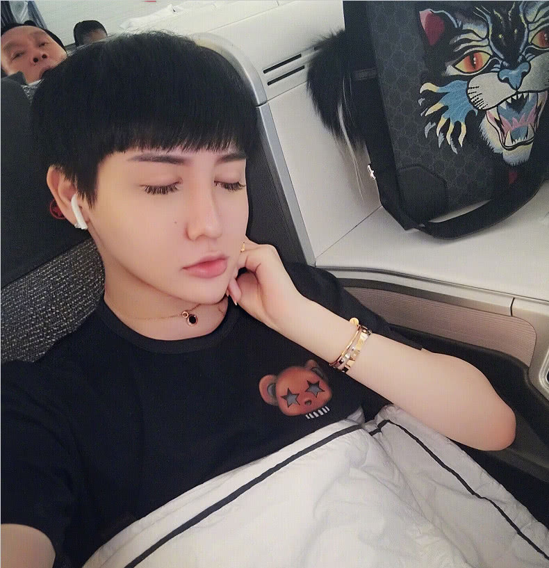 刘梓晨终于正常了一回换回男装大变样网友竟然有点好看