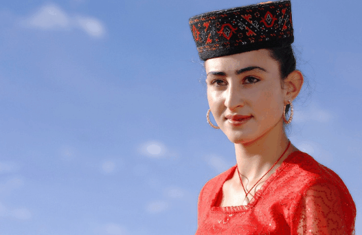 这个地方, 环境虽恶劣, 却盛产美女, 是我国唯一纯白种人居住地