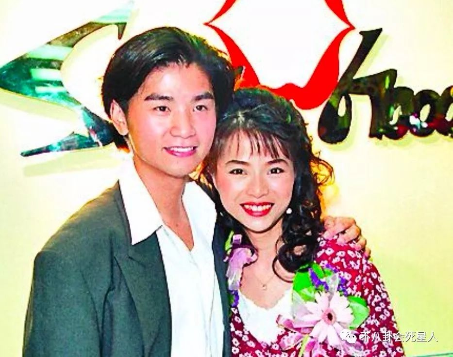 1992年,黄翊与女歌手黄宝欣拍拖,一度断送了自己的事业,曾经力捧他的