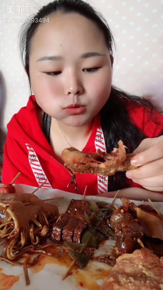 吃播 大脸妹格格(她已经是孩子的妈了,长得太年轻 )