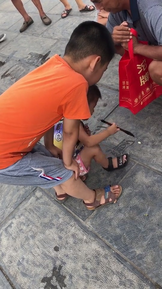 穿着开裆裤都写的这么好